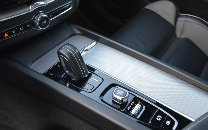 Volvo XC 60 cena 152900 przebieg: 133000, rok produkcji 2019 z Włocławek małe 379
